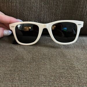 Black and white Raybands